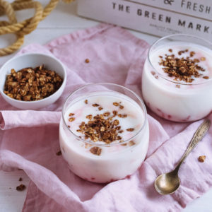 Гранола с йогуртом и малиной | Two bowls of granola with natural yogurt and raspberries.